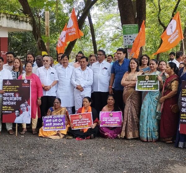 भ्रष्ट मंत्र्यांच्या हकालपट्टीसाठी ठाकरे सेनेचे सिंधुदुर्गनगरीत जनआक्रोश आंदोलन