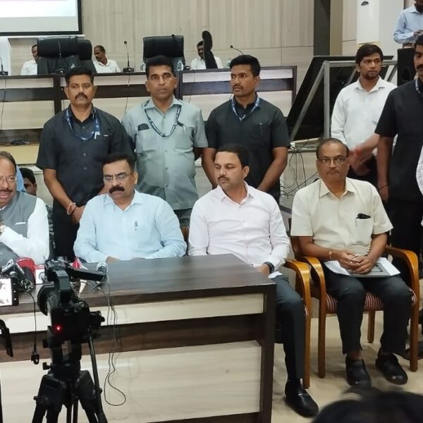 सिंधुदुर्गसाठी जमिनींच्या प्रश्नावर खास अभियान राबविणार – महसूलमंत्री बावनकुळे