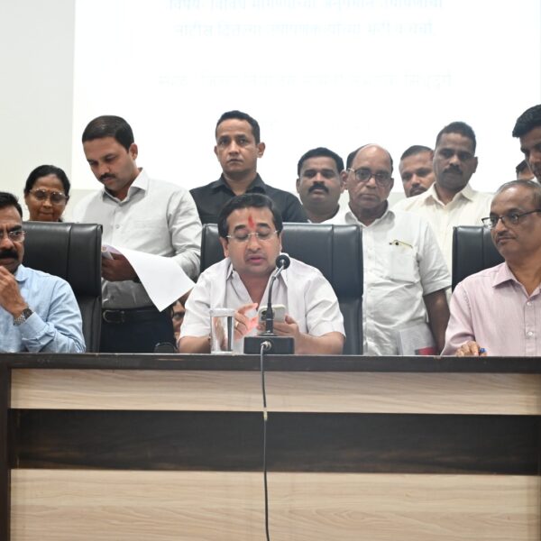 पालकमंत्री नितेश राणे यांच्या हस्ते प्रातिनिधीक स्वरुपात शेती संरक्षण शस्त्र परवान्यांचे वितरण