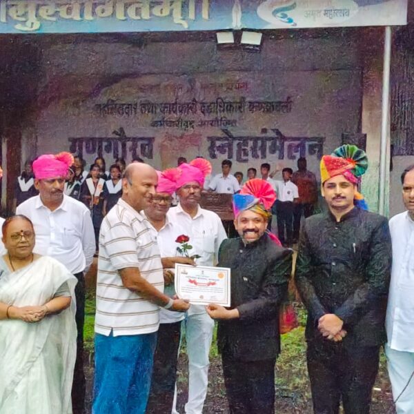 प्रांताधिकाऱ्यांच्या हस्ते अजित नाडकर्णी यांचा सन्मान