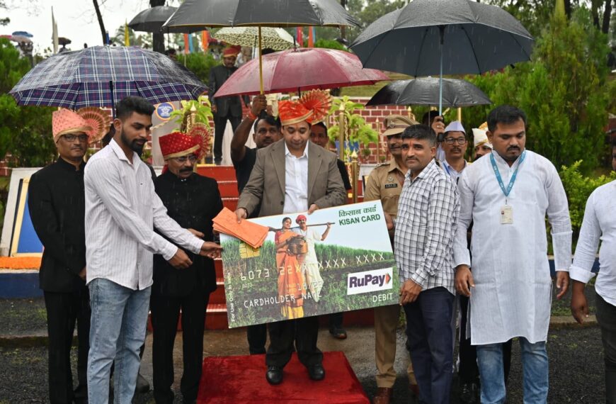 पालकमंत्री नितेश राणे यांच्याहस्ते विविध क्षेत्रात उत्कृष्ट कार्य करणाऱ्यांचा गौरव
