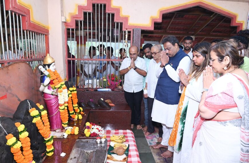 भाजपा नेते विनोद तावडे यांनी घेतले आई अनभवानीचे सपत्नीक दर्शन
