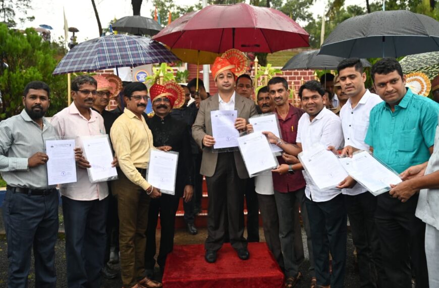 पालकमंत्री नितेश राणे यांच्या हस्ते शेती संरक्षणार्थ शस्त्र परवान्यांचे वितरण