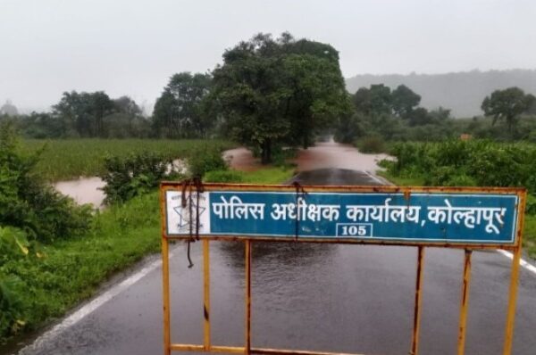 सिंधुदुर्ग – कोल्हापूर महामार्गावर मांडूकली येथे रस्त्यावर पाणी आल्यामुळे वाहतूक बंद