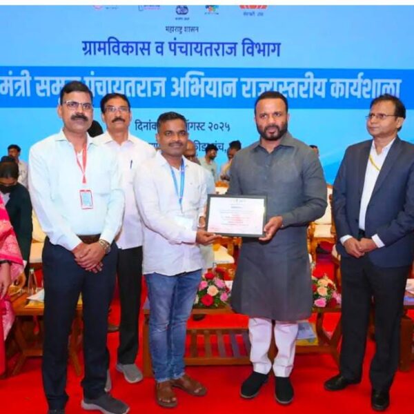 ग्रामपंचायत अधिकारी शिवराज राठोड यांचा मंत्री जयकुमार गोरे यांच्या हस्ते विशेष सन्मान