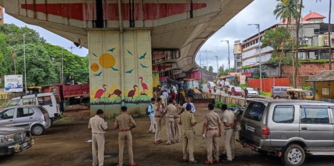 कणकवली उड्डाणपुलाखालील वाहने हटविण्याची कारवाई सुरू