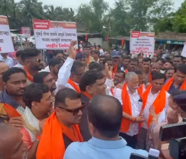 बेकायदेशीर आंदोलन करून महामार्ग रोखल्यामुळे उबाठा सेनेच्या २१ पदाधिकाऱ्यांवर गुन्हा दाखल