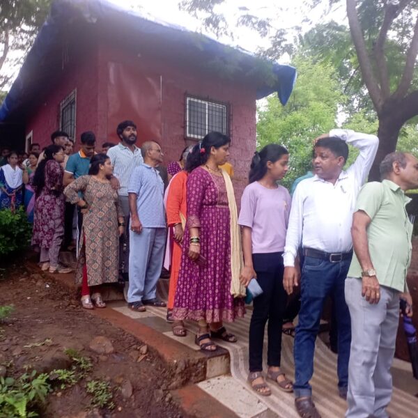 नापणे धबधब्यावरील काचेचा पूल पाहण्यासाठी चाकरमान्यांची गर्दी…