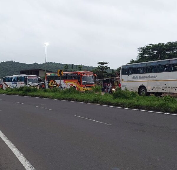 खारेपाटण येथे गणेशभक्तांच्या परतीच्या प्रवासासाठी एस टी बस सह खाजगी गाड्यांच्या लांबच लांब रांगा
