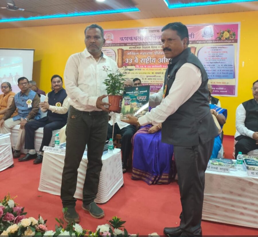 प्राचीन लेणी अभ्यासक प्रफुल्ल पुरळकर यांचा कणकवली महाविद्यालयाच्या वतीने सत्कार