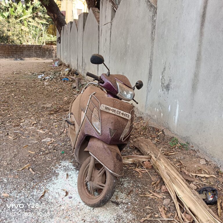 कणकवली उपजिल्हा रुग्णालयासमोरील मैदानात दुचाकी बेवारस स्थितीत