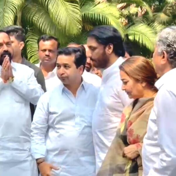 पवार कुटुंबीयांचे मंत्री नितेश राणे यांनी केले सांत्वन