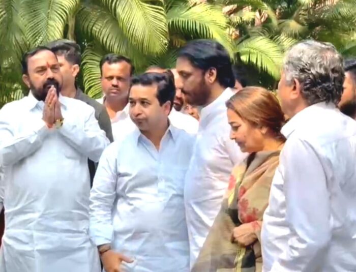 पवार कुटुंबीयांचे मंत्री नितेश राणे यांनी केले सांत्वन