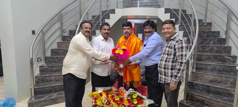 जि प सदस्य संदेश सावंत यांचा छत्रपती शिवाजी महाराज चौक मित्रमंडळाच्या वतीने सत्कार