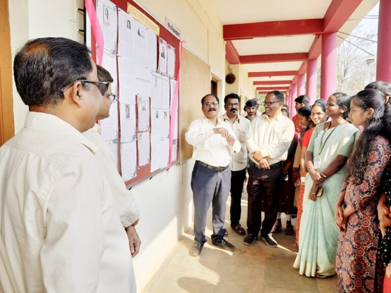 फोंडाघाट महाविद्यालयात ‘भारतीय महिला उद्योजिका’ विषयावरील भित्तिपत्रिकेचे प्रकाशन !