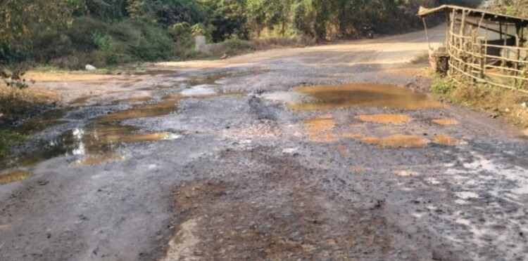 बांदा-दाणोली मार्गावर तिलारी पाण्याचा लोंढा