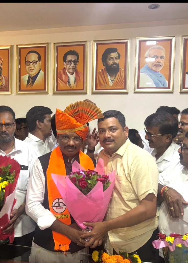 नूतन जि प उपाध्यक्ष दादा साईल यांचे पं स सदस्य गुरू शिंदेंनी केले अभिनंदन