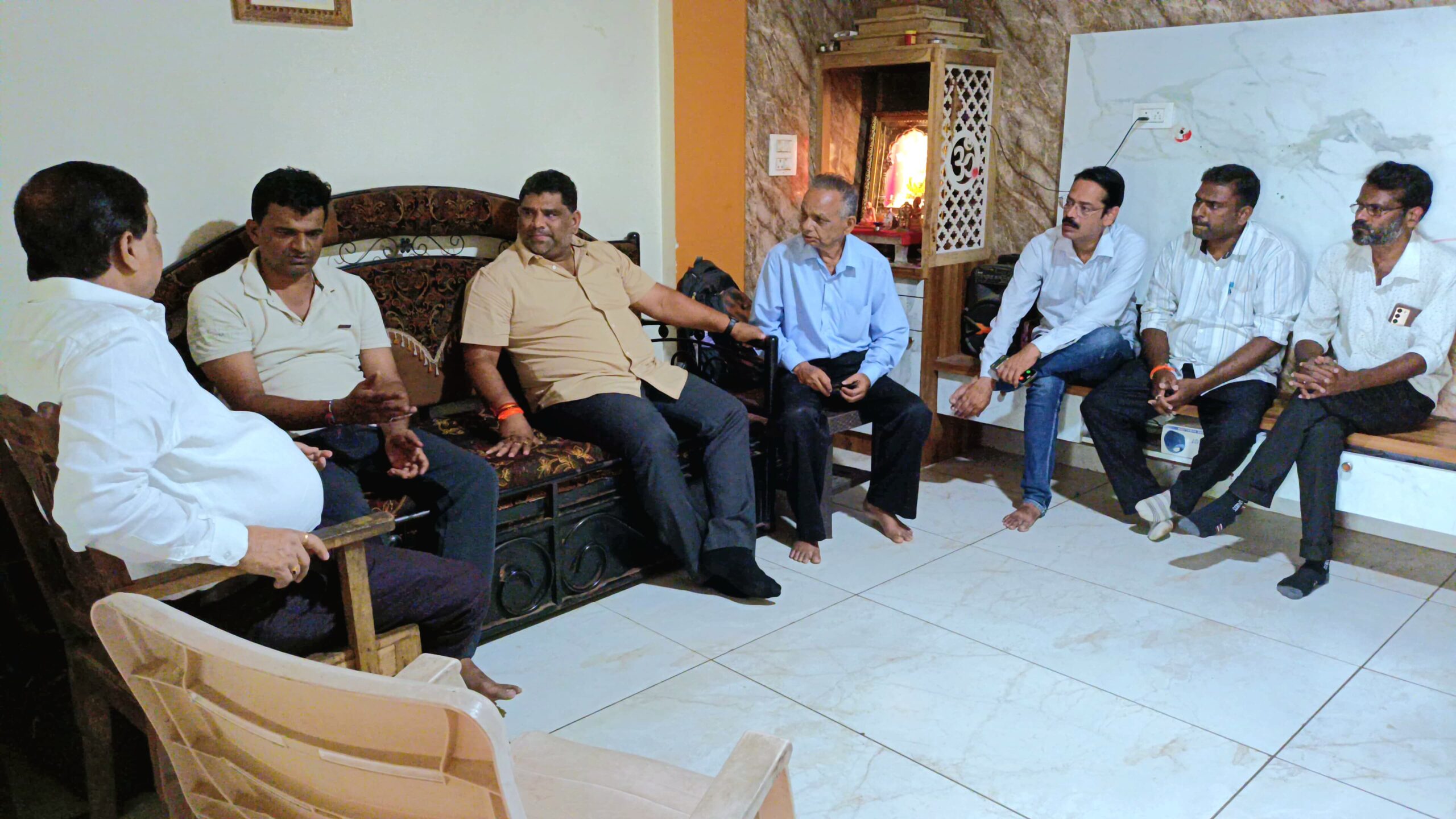 सुशांत दळवी कुटुंबियांचे माजी आ. वैभव नाईक, परशुराम उपरकर यांनी&hellip;