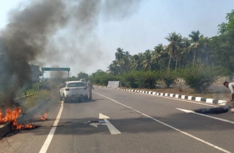 पावशीत मुंबई-गोवा हायवेवर टायर जाळले
