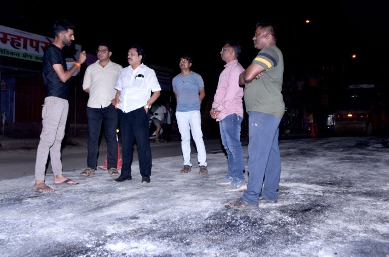 सर्व्हिस रोडच्या निकृष्ट डागडुजीवर नगराध्यक्ष पारकर आक्रमक