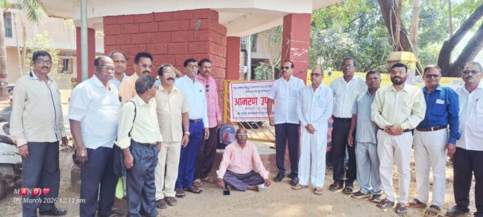 सेवानिवृत्ती लाभांसाठी बोभाटे यांचे जिल्हाधिकारी कार्यालयासमोर आमरण उपोषण