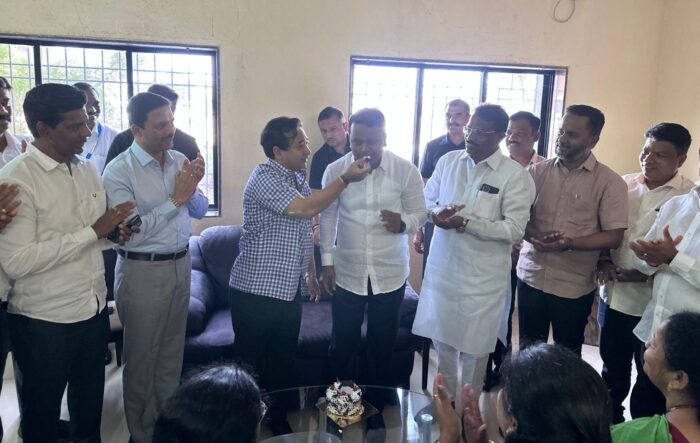 पालकमंत्र्यांकडून मिलिंद मेस्त्री यांचे वाढदिवस अभिष्टचिंतन