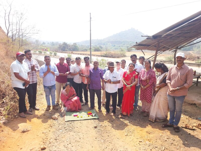 खारेपाटण संभाजीनगर वरची गुरववाडी येथील रस्त्याच्या कामाचा शुभारंभ…
