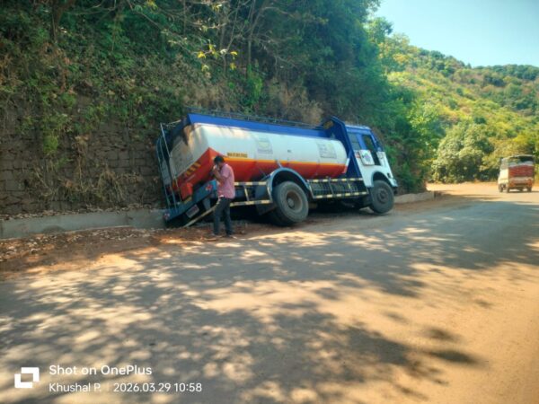 खिंडीजवळ पेट्रोल-डिझेल टँकर गटारात कलंडला