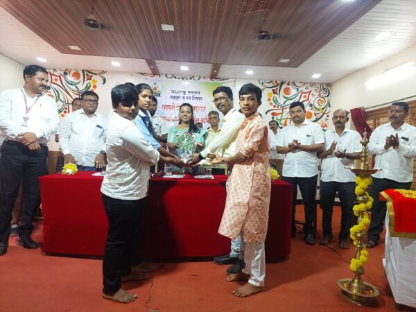 राष्ट्रीय सुवर्ण पदक विजेत्या विद्यार्थ्यांचा जिल्हाधिकारी तृप्ती धोंडमिसे यांच्या हस्ते&hellip;