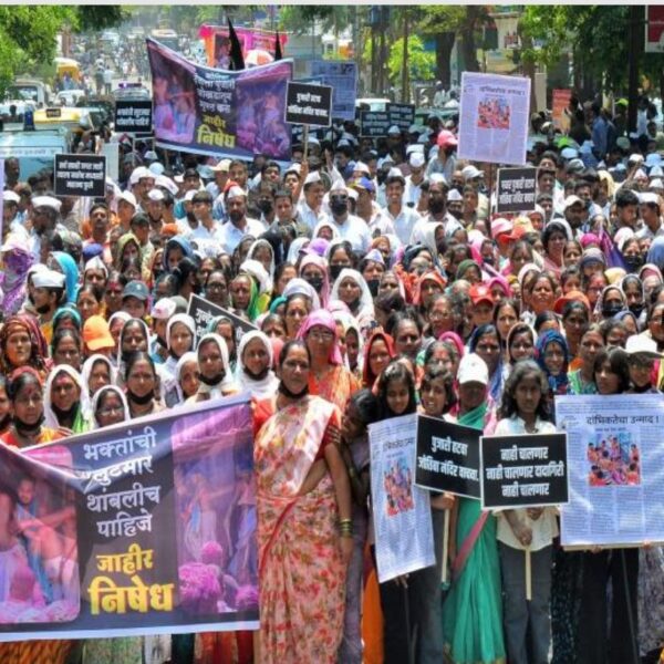 जोतिबा डोंगरावर झालेल्या मारहाण प्रकरणी करवीर तालुक्यातील ग्रामस्थांनी दसरा चौक ते जिल्हाधिकारी कार्यालयपर्यंत काढला मूक मोर्चा