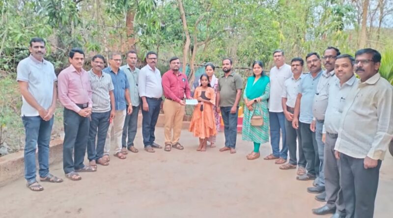 शिक्षक समितीचा सामाजिक बाणा; आजारी विद्यार्थिनीला मदतीचा हात