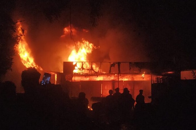 बांदा गडगेवाडीतील हार्डवेअरच्या दुकानाला भीषण आग