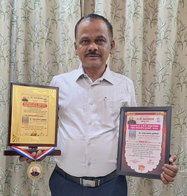 वनपरिक्षेत्र अधिकारी राजेंद्र घुणकीकर यांना राष्ट्रीय जीवनगौरव पुरस्कार प्रदान