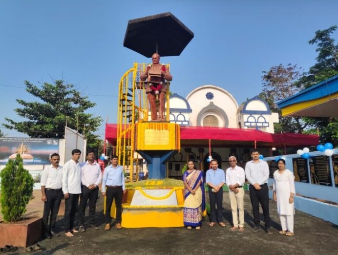 घटनाकार बाबासाहेबांच्या स्मृतीस जिल्हाधिकारी धोडमिसे यांचे अभिवादन