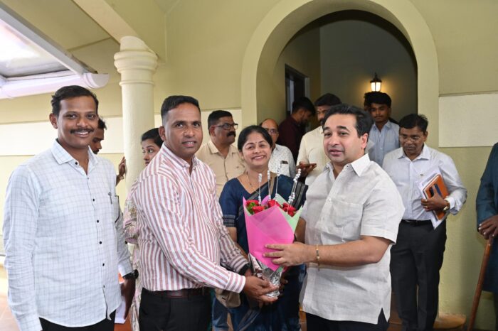 खारेपाटण सरपंच महेंद्र गुरव यांनी घेतली पालकमंत्री नितेश राणे यांची&hellip;