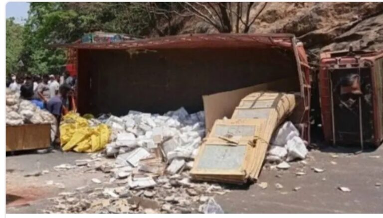 आंबोली घाटात ट्रक – दुचाकी अपघातात बालिका ठार ; आई गंभीर जखमी