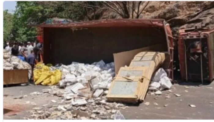 आंबोली घाटात ट्रक – दुचाकी अपघातात बालिका ठार ; आई&hellip;