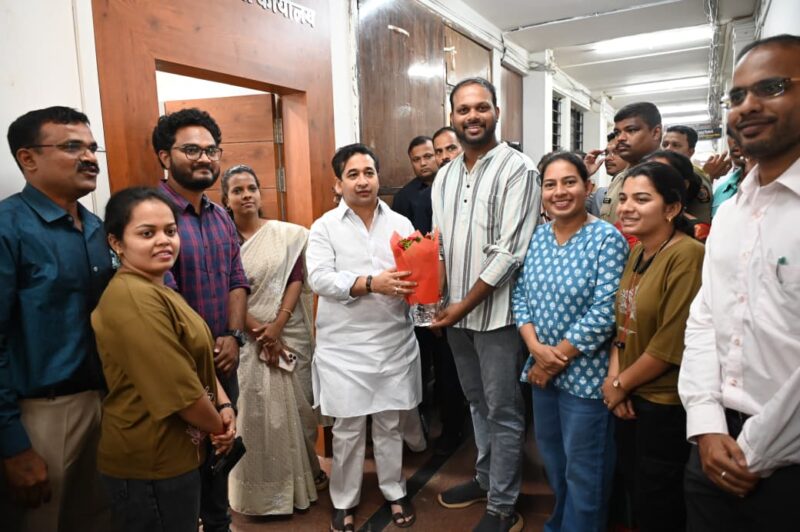 “समस्या मांडली… समाधान मिळाले; कृतज्ञतेने पालकमंत्र्यांची घेतली भावनिक भेट!”