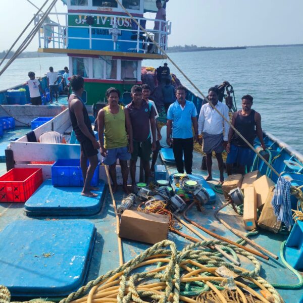 निवतीसमोरील समुद्रात परप्रांतीय LED पर्ससीन नौकेवर कारवाई; नौका जप्त