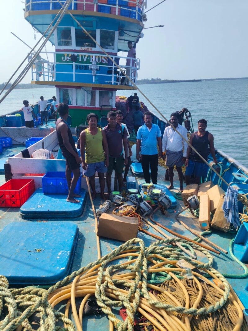 निवतीसमोरील समुद्रात परप्रांतीय LED पर्ससीन नौकेवर कारवाई; नौका जप्त