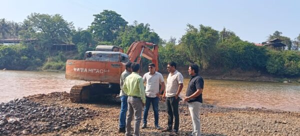 गड नदीपात्रातील गाळ काढण्याच्या कामाची उपनगराध्यक्ष सुशांत नाईक यांनी केली&hellip;