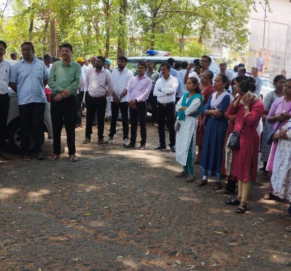 प्रलंबित मागण्यांसाठी कर्मचाऱ्यांचा बेमुदत संप; शासनाविरोधात जोरदार निदर्शने