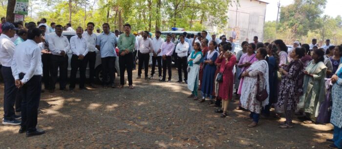 प्रलंबित मागण्यांसाठी कर्मचाऱ्यांचा बेमुदत संप; शासनाविरोधात जोरदार निदर्शने