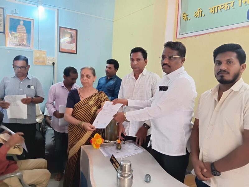 हरकुळ खुर्द येथे ज्येष्ठ नागरिकांसाठी सतीश सावंत यांच्या हस्ते दाखले&hellip;