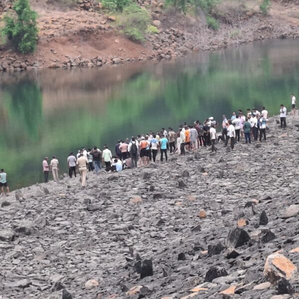 करूळ धरण दुर्घटना : तिन्ही मुलींवर शोकाकुल वातावरणात अंत्यसंस्कार