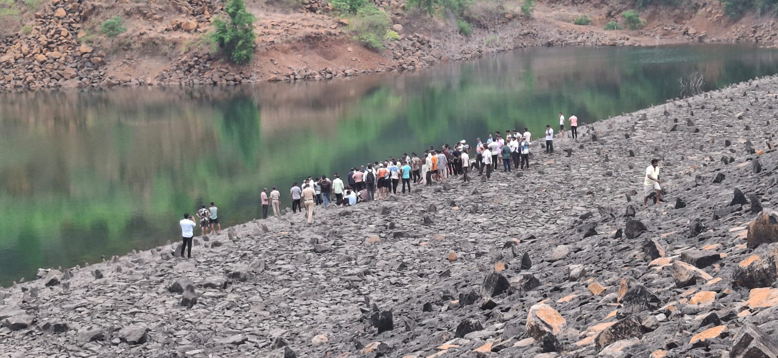 करूळ धरण दुर्घटना : तिन्ही मुलींवर शोकाकुल वातावरणात अंत्यसंस्कार