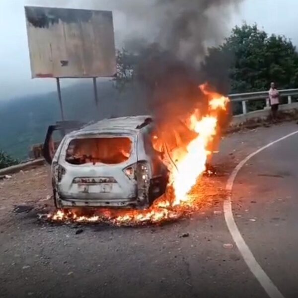 आंबोलीत बर्निंग कार चा थरार ; डस्टर कारला आग