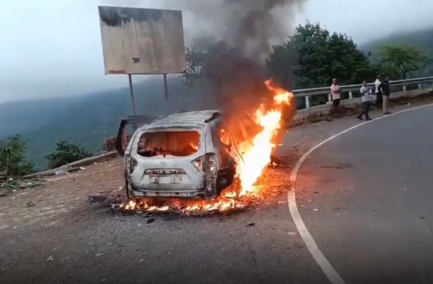 आंबोलीत बर्निंग कार चा थरार ; डस्टर कारला आग