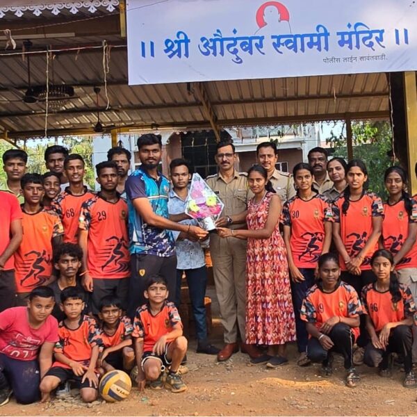 स्वराज्य अकॅडमीच्या विद्यार्थ्यांचे औदुंबर स्वामी मंदिरासाठी श्रमदान..