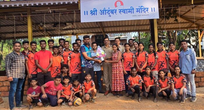 स्वराज्य अकॅडमीच्या विद्यार्थ्यांचे औदुंबर स्वामी मंदिरासाठी श्रमदान..